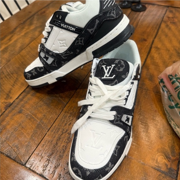 Louis Vuitton casual comfortable sneaker - Picture 2 of 4